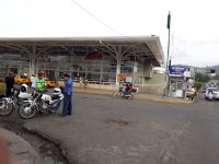 Dejan maestros bloqueos, mantienen sitiado crucero del aeropuerto