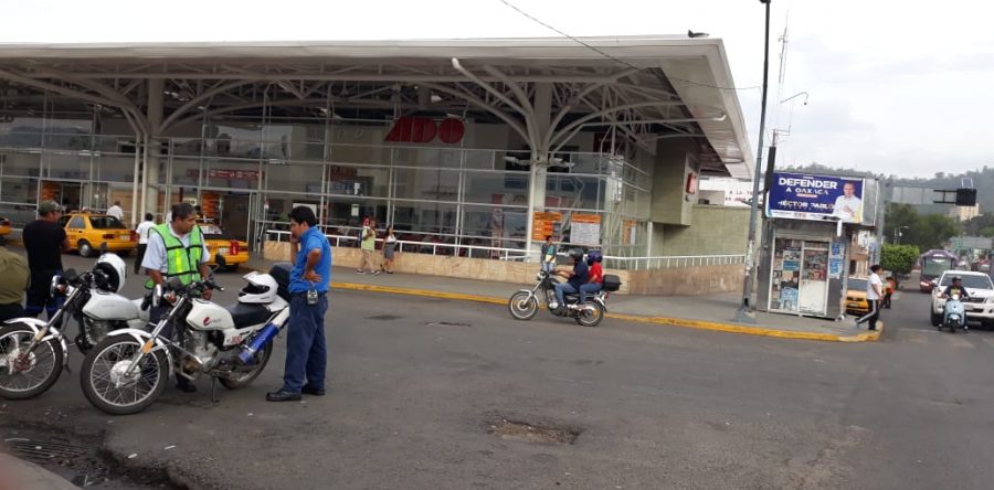 Dejan maestros bloqueos, mantienen sitiado crucero del aeropuerto