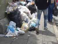 Rodea basura a centro de la ciudad