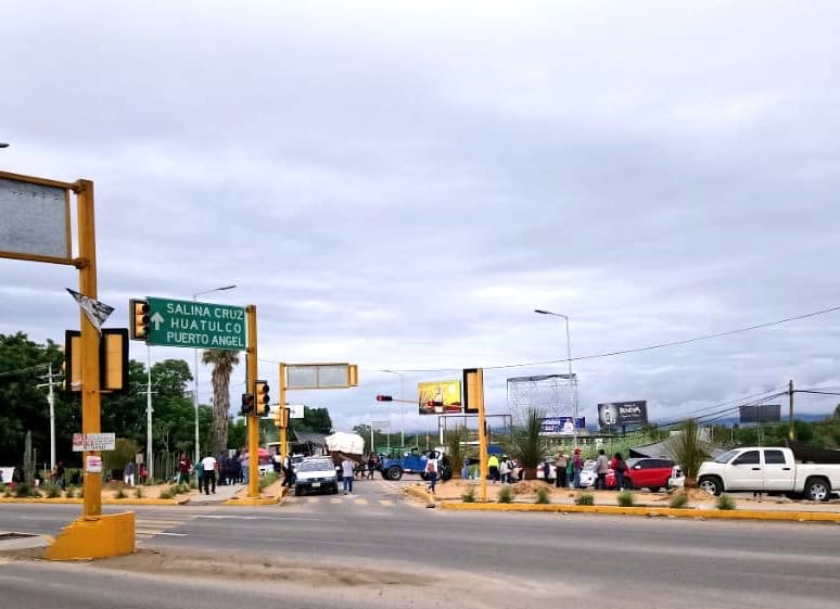 Toman maestros accesos al aeropuerto, libre terminal de ADO