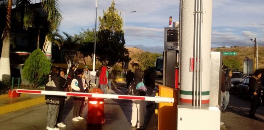 CNEO se apodera de la Caseta de Peaje en Huitzo