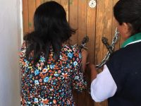 Marchan vecinos de San Juanito y cierran con cadenas la oficina de su agencia