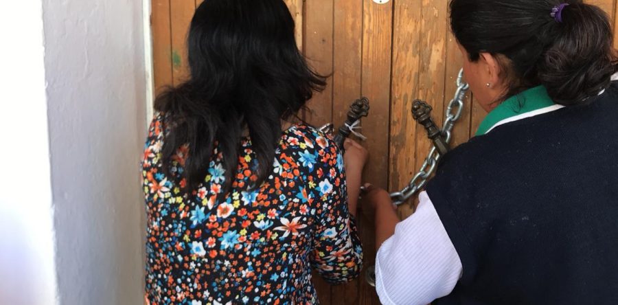 Marchan vecinos de San Juanito y cierran con cadenas la oficina de su agencia