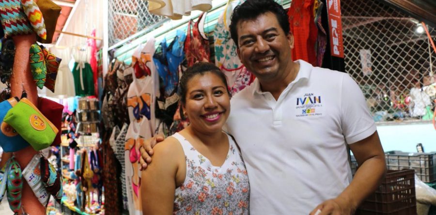 Escucha Juan Iván Mendoza a locatarios del Mercado “Benito Juárez“de Santa Cruz Huatulco