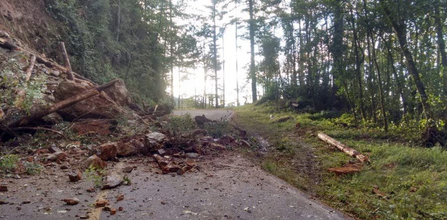 Por las fuertes lluvias se presentó derrumbe en la carretera a Tuxtepec