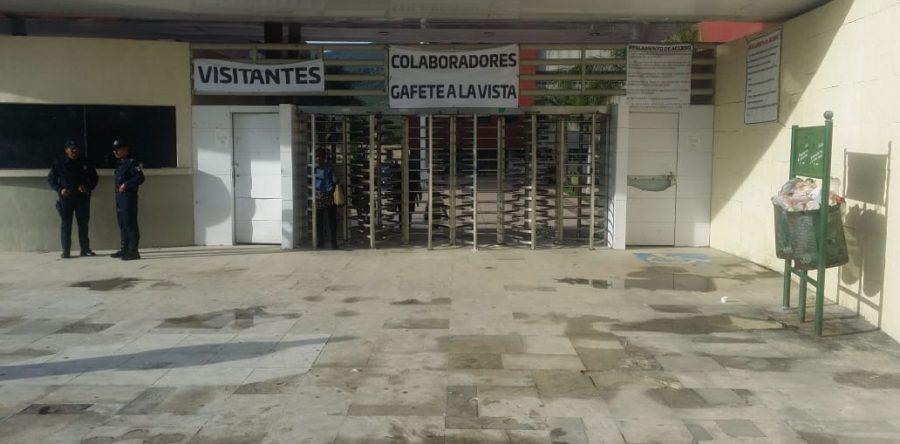 Burócratas suspenden labores por protesta