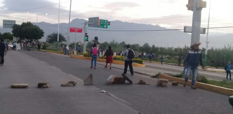 Alumnos del ITVO bloquean a la altura de la ex garita
