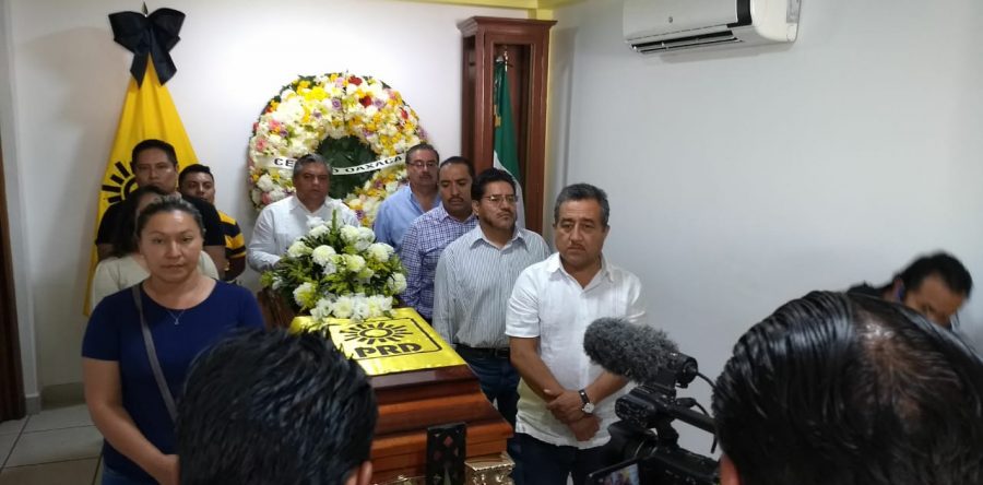 Realizan homenaje de cuerpo presente al colaborador de Carmona Laredo fallecido este día
