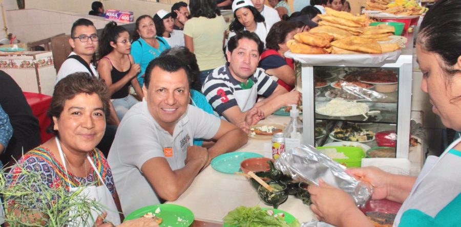 “Eres el bueno”, le dicen a Samy Gurrión en su visita al Mercado IV Centenario