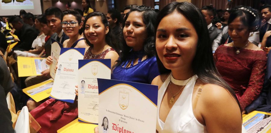 Egresan de la Preparatoria 6 de la UABJO 324 nuevos bachilleres