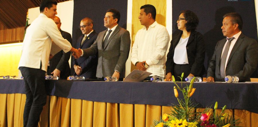 Entrega UABJO primera generación de la Licenciatura en Gastronomía