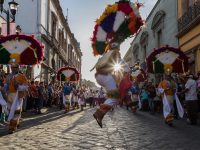 Alegría y folclore del Convite del Primer Lunes del Cerro inunda las calles de Oaxaca