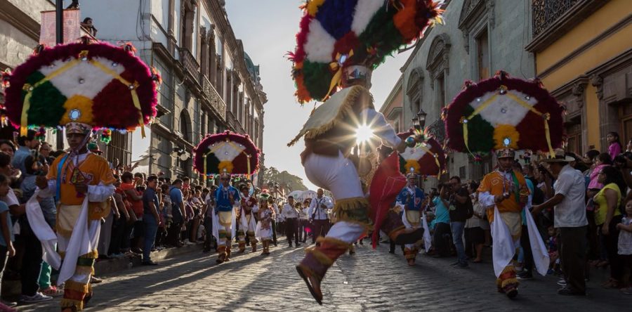 Alegría y folclore del Convite del Primer Lunes del Cerro inunda las calles de Oaxaca