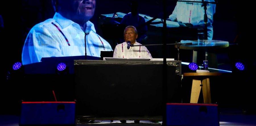 Manzanero regala noche romántica a Oaxaca