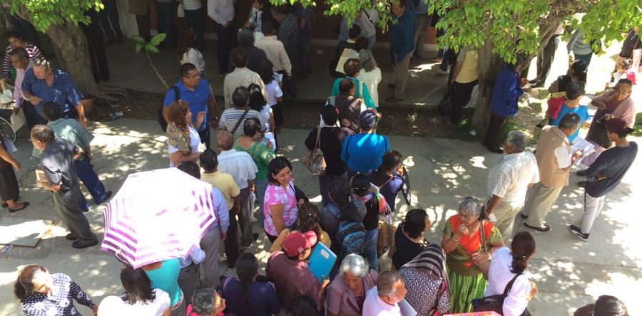 Cumple Gobierno de Oaxaca con pago de bono a maestros jubilados