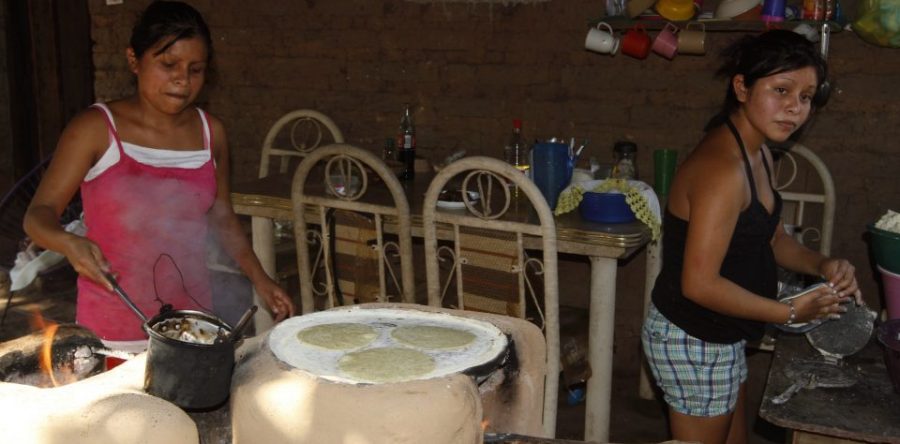 Dejar a las mujeres el trabajo de cuidar personas y el hogar reproduce la discriminación: Oxfam