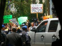 Deportados protestan frente a casa de transición de AMLO; reclaman atención a migrantes