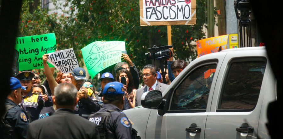 Deportados protestan frente a casa de transición de AMLO; reclaman atención a migrantes