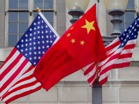 EU y China buscan reiniciar conversaciones para frenar guerra comercial