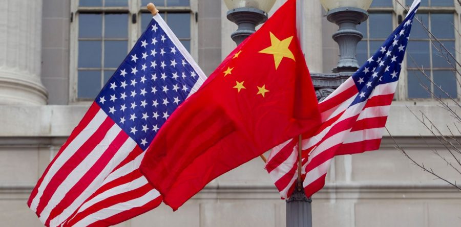 EU y China buscan reiniciar conversaciones para frenar guerra comercial