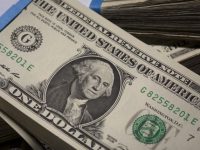 El dólar cae a mínimo de casi tres meses
