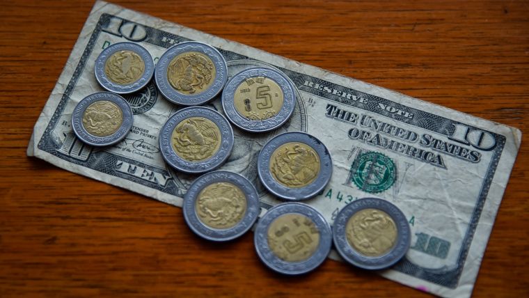 El dólar quiebra el piso de los 19 pesos