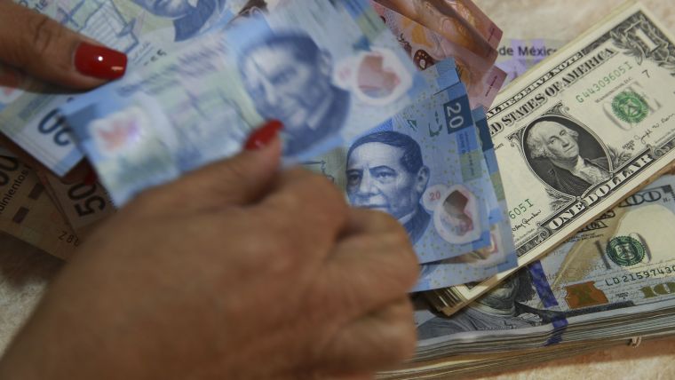 El peso ‘sale ileso’ del Viernes 13