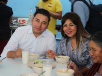 En recorrido por comedor comunitario, Raúl Cruz y Secretario de SEDESOL afirman que este atiende a más de 150 personas diariamente