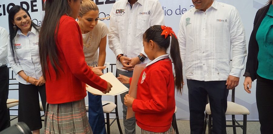 Entrega Gobierno del Estado actas de extranjería  a beneficio de niñez migrante binacional