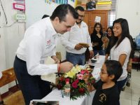 Entregan lentes a niños de la Orquesta infantil del IEEPO