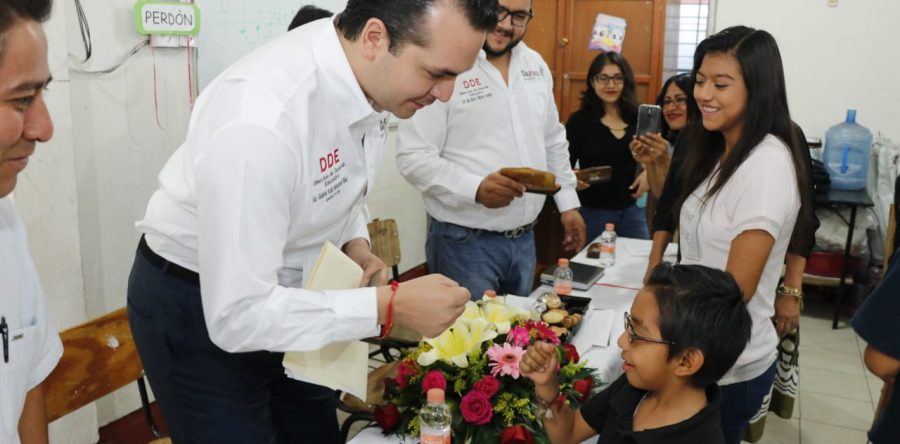 Entregan lentes a niños de la Orquesta infantil del IEEPO