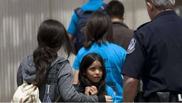 Gobierno de EU reúne a 364 niños migrantes con sus padres