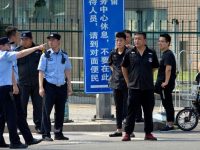 Hombre detona bomba casera ante embajada de EU en Beijing