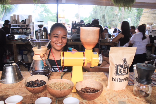 Impulsan SE y DIF comercialización de café que producen mujeres oaxaqueñas