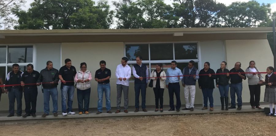 Inaugura IEEPO aulas y entrega equipo en escuelas de Santa Agustín Etla