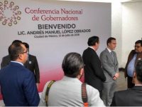 Llega Velasco a reunión de AMLO con Conago