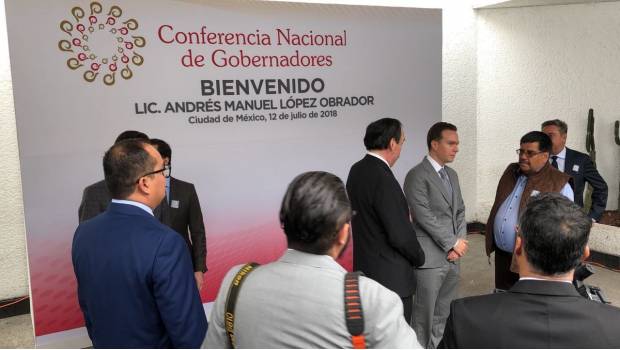 Llega Velasco a reunión de AMLO con Conago