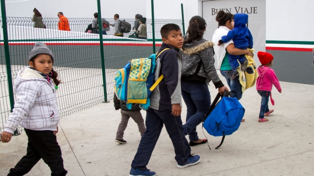 Niños migrantes se reúnen con familias pero no reconocen a sus padres