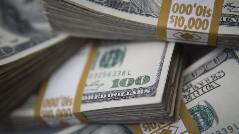 Peso sucumbe ante la fortaleza del dólar en el mercado externo