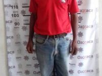 Policías estatales aseguran dos automóviles y una persona armada