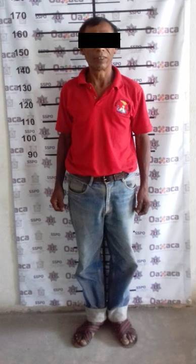 Policías estatales aseguran dos automóviles y una persona armada