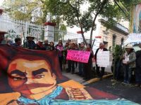 Protestan contra el NAIM afuera de casa de transición de AMLO