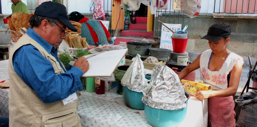 Verifican buen estado de alimentos que se venden en el Carmen Alto