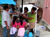 Verifican buen estado de alimentos que se venden en las escaleras del Fortín