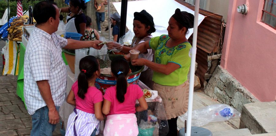 Verifican buen estado de alimentos que se venden en las escaleras del Fortín
