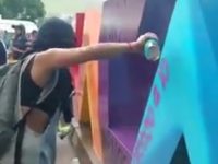 Marchan para exigir respeto pero vandalizan paredes y letras