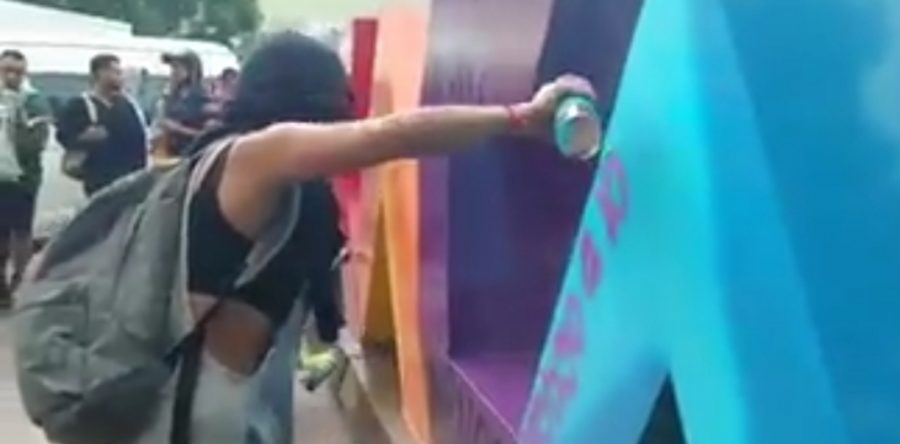 Marchan para exigir respeto pero vandalizan paredes y letras