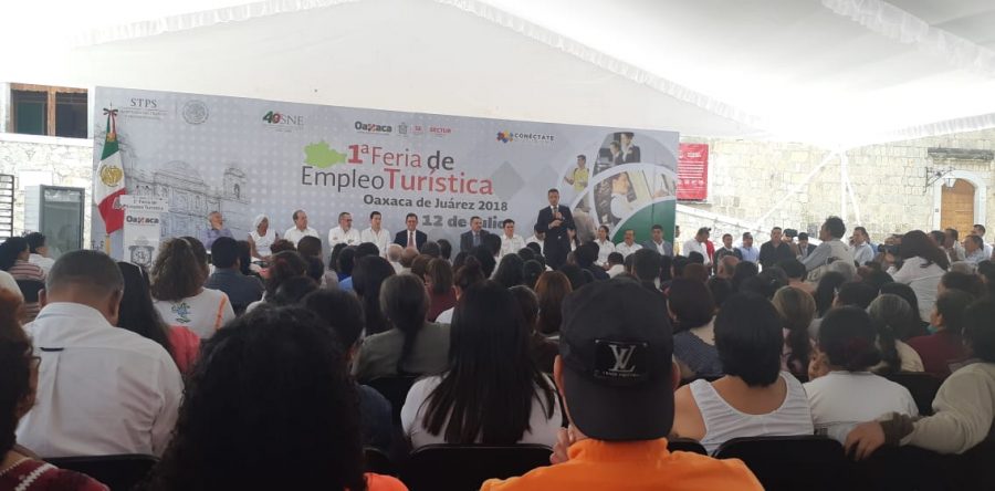 Reitera Murat Hinojosa que autopista en la Costa estará lista en 15 meses; Oaxaca está en paz reitera