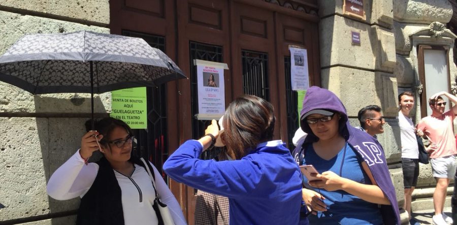 Por el retraso en la venta de boletos de los conciertos de la Guelaguetza realizan bloqueo