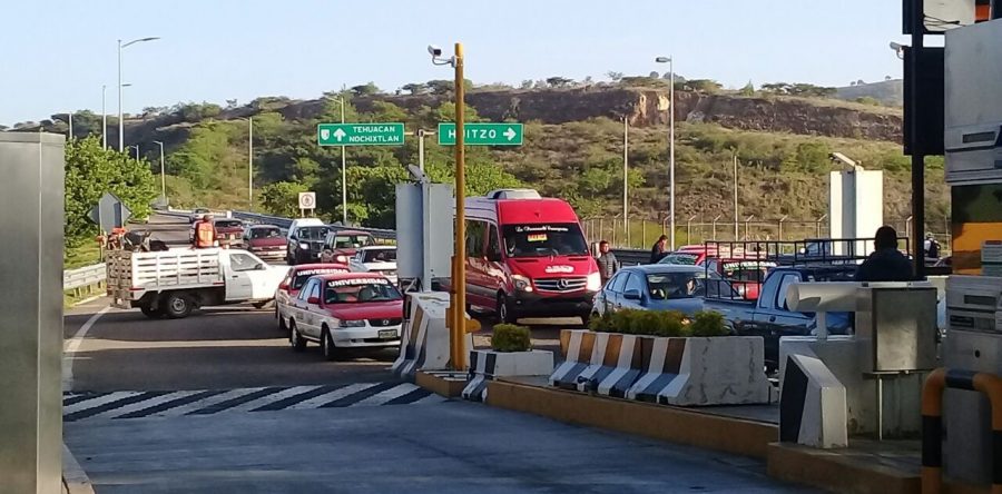 Taxistas de Chalcatongo toman Caseta de Huitzo